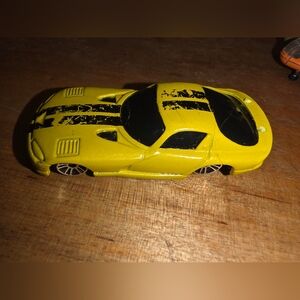 Yellow 1998 Dodge Viper GT2 Maisto Toy Diecast Car